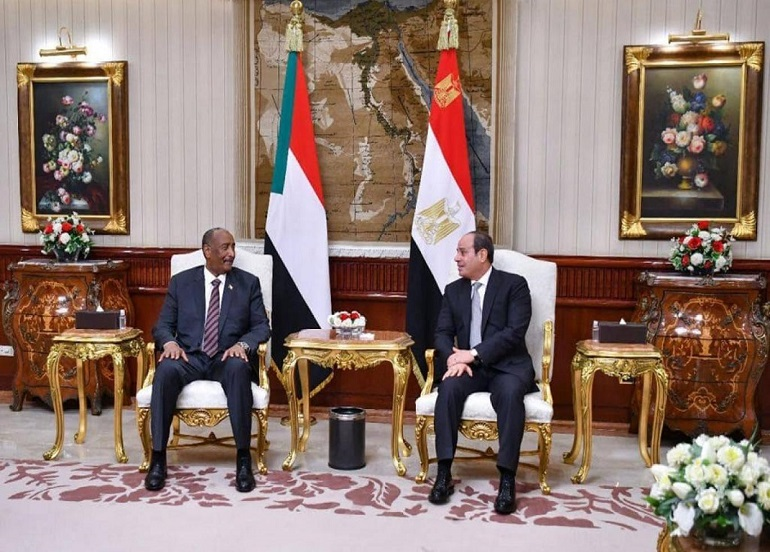 السيسي يستقبل الفريق البرهان رئيس مجلس السيادة السوداني في العلمين